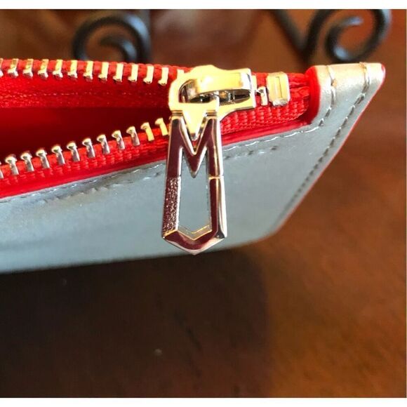 MARC JACOBS - NWOT - Card Case/Key Pouch in Smooth Silver Leather with Red Trim - Picture 6 of 14